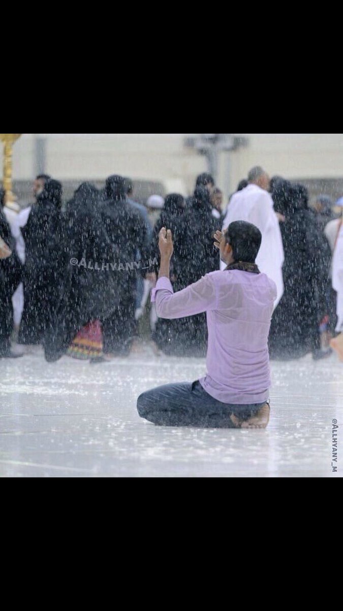 OXTH_17's tweet photo. ماعدتُ مشتاقًا، أنا أحتاجها والدمعُ من فرطِ المشاعرِ جاري ، القلبُ يهفو والمشاعر كُلها ياربِ مكةَ قُرة الأنظار 😔😭💔". https://t.co/qA4LibJa70