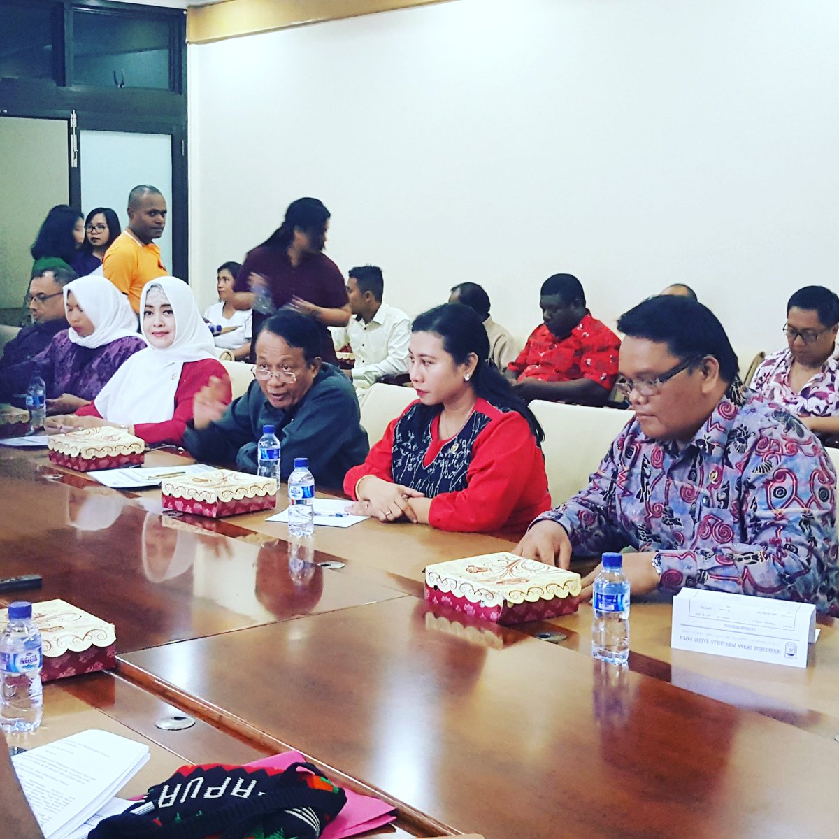 fahiraidris's tweet photo. #JadwalSenator Kunjungan Kerja #BAP Badan Akuntabilitas Publik @DPDRI ke Kantor Gubernur di Jayapura #Papua ⚘ #21april2017 (1) https://t.co/9OlgBgYJ5m