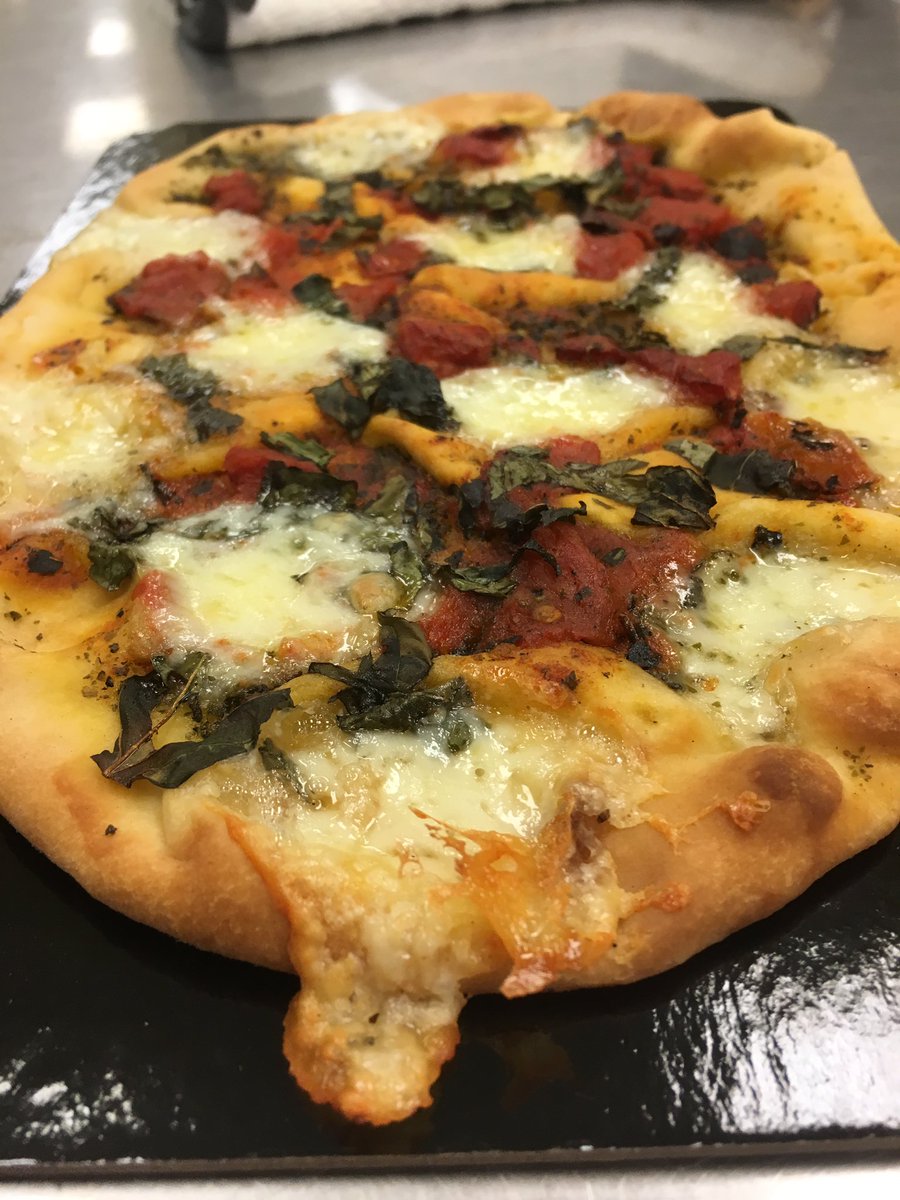 TrevorAslin's tweet photo. Thought you'd like to see one cooked up.....#FlatbreadPizza #ValuePriced #TakeNBake #WeBakeHere https://t.co/DbU9jJVx0n