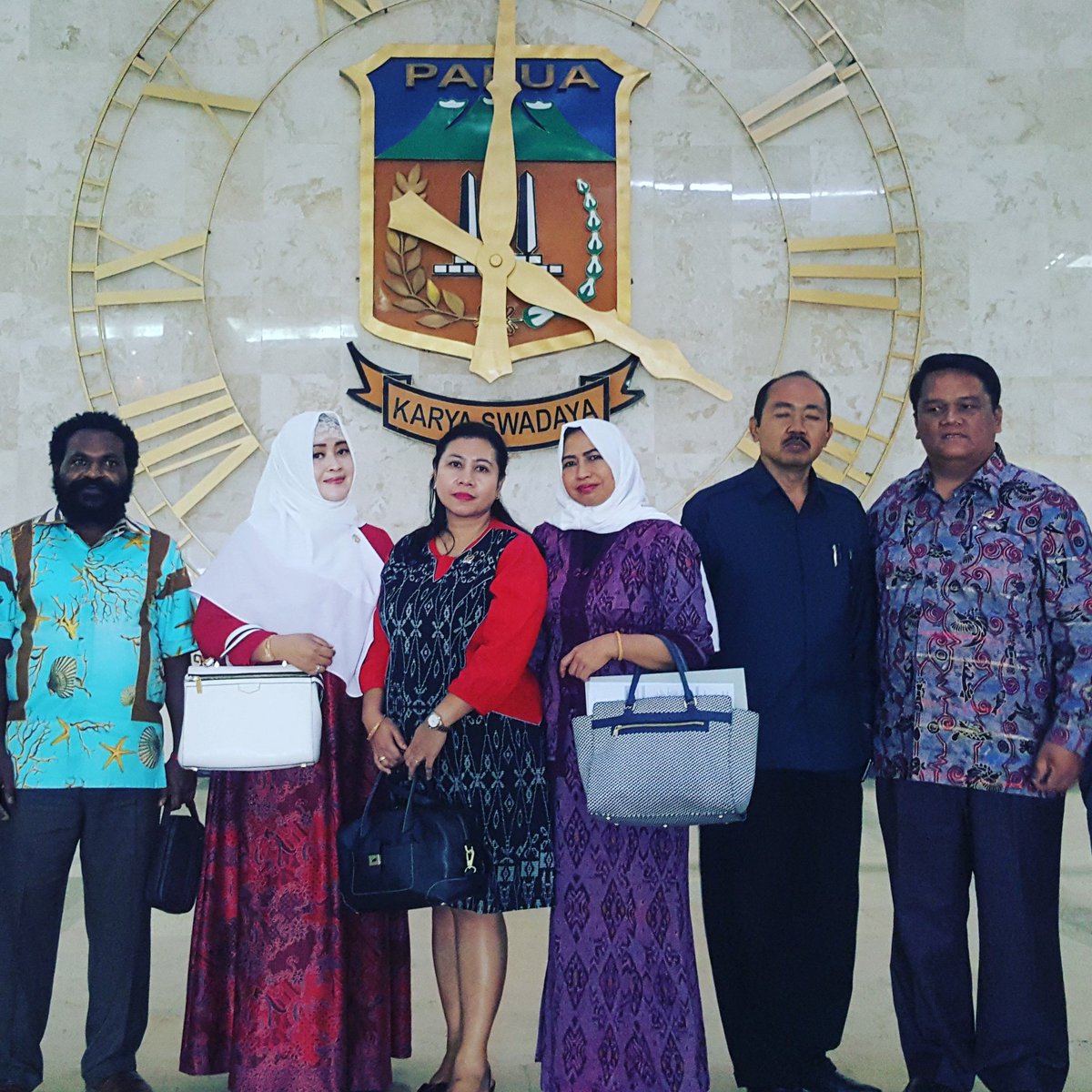 fahiraidris's tweet photo. #JadwalSenator Kunjungan Kerja #BAP Badan Akuntabilitas Publik @DPDRI ke Kantor Gubernur di Jayapura #Papua ⚘ #21april2017 (1) https://t.co/9OlgBgYJ5m