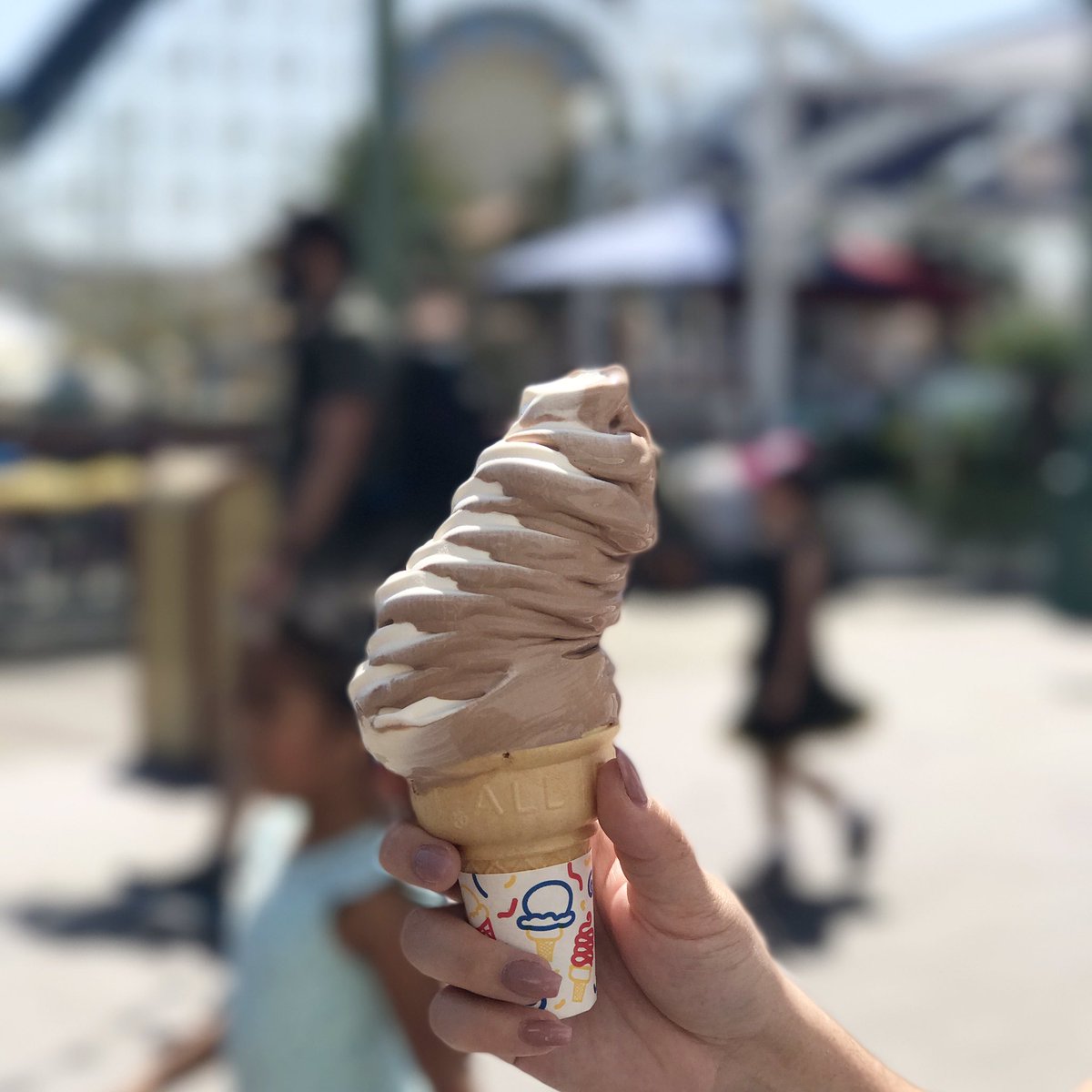 corinnascorner's tweet photo. Disneyland calories don't count right? 🙈🙈🙈 https://t.co/EWIWCqA8Bi