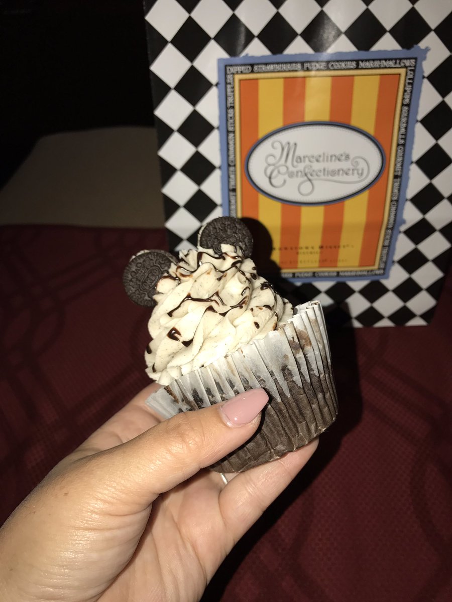 corinnascorner's tweet photo. Disneyland calories don't count right? 🙈🙈🙈 https://t.co/EWIWCqA8Bi