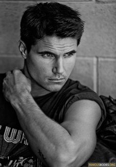 Happy Birthday to Robbie Amell!     