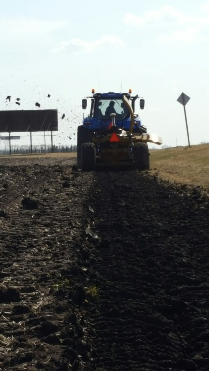krisv86's tweet photo. Spring cleaning? Clean-outs are a cinch with #wmdrain and a #newholland #autocommand CVT @mazergroup https://t.co/rqiyVOZVN5