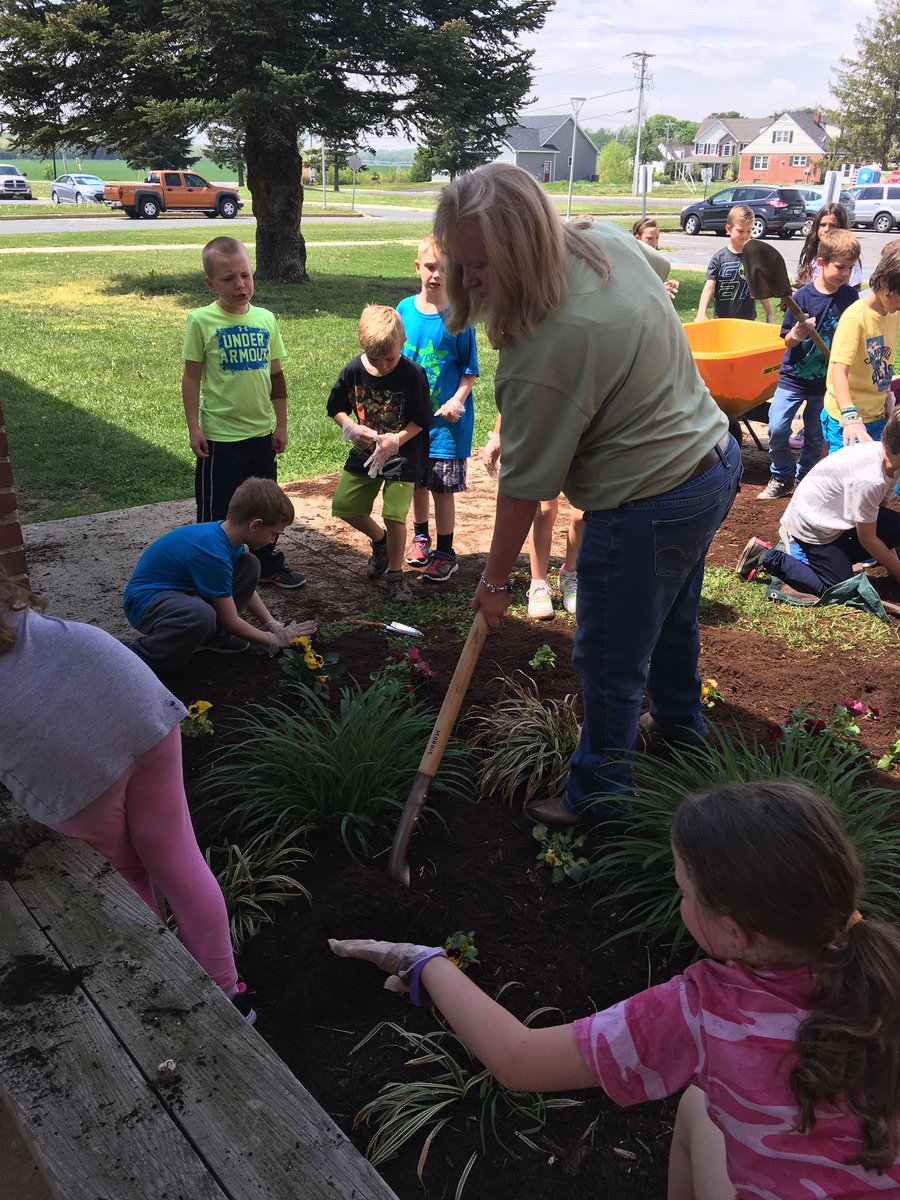 rogerbanko's tweet photo. RES Earth Day. Thanks to the science and wellness committee chaired by Mrs. Fahrman for a great day! https://t.co/Gqme3VlDDj