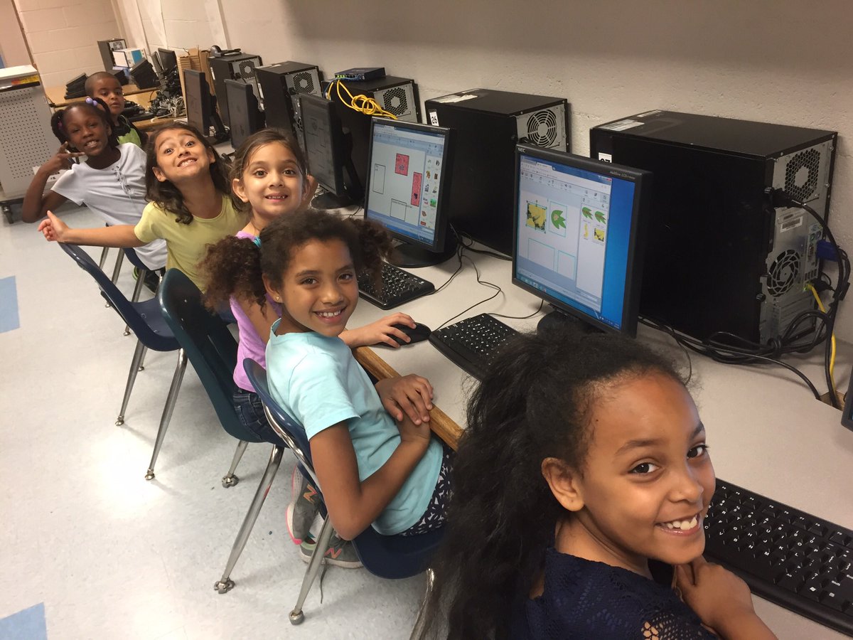 GunstonElem's tweet photo. After learning about life cycles these 2nd graders delighted in capturing their knowledge in a digital slideshow. #GESfun https://t.co/CnxUFkUkg6