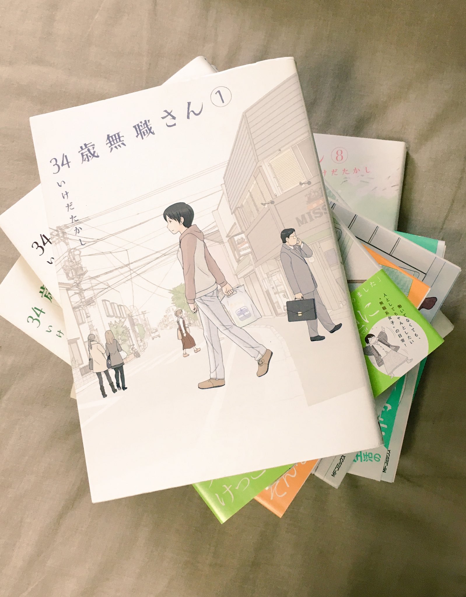 Suirenn 積んでいた34歳無職さん読んだ あるあるネタの漫画だと思って気軽に読み始めたのだけど のほほんとしてるけど 読むごとに無職さんの過去が明かされていって少し辛いけど面白かった T Co Mdfxbyrtzd Twitter