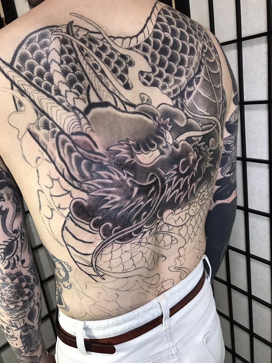 Ryuji Tattoo على تويتر 背中の一匹龍 途中経過 こんな感じの龍彫りたい方連絡おまちしてます 刺青 Tattoo 和彫り 龍 タトゥー