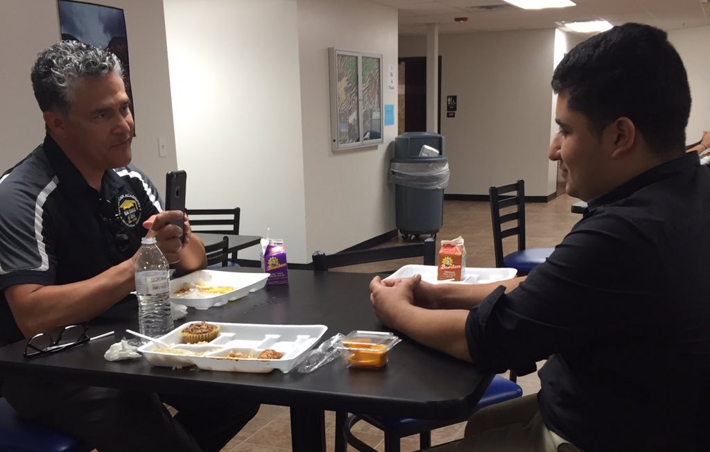 jmaet98's tweet photo. @FortWorthCan student shares reading improvement gains to @TexansCan Dr. James Ponce. #marquezreading #WestCreek https://t.co/BUrhDVjUNC