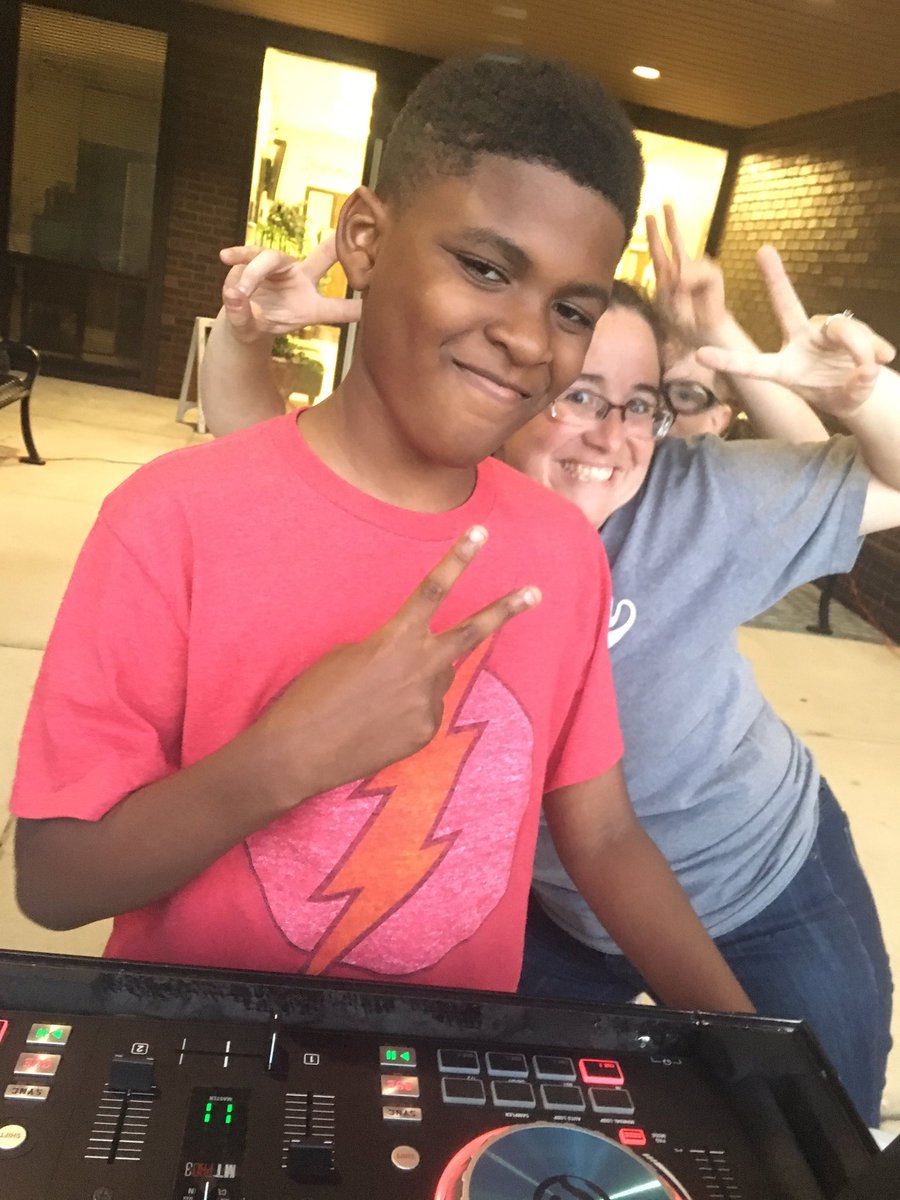 lonniebnelson's tweet photo. Our very own DJ! Damon is a student and is AMAZING! ๐ง๐ค๐ #leaderbee #photobombingisourthing https://t.co/frNheBNMIL