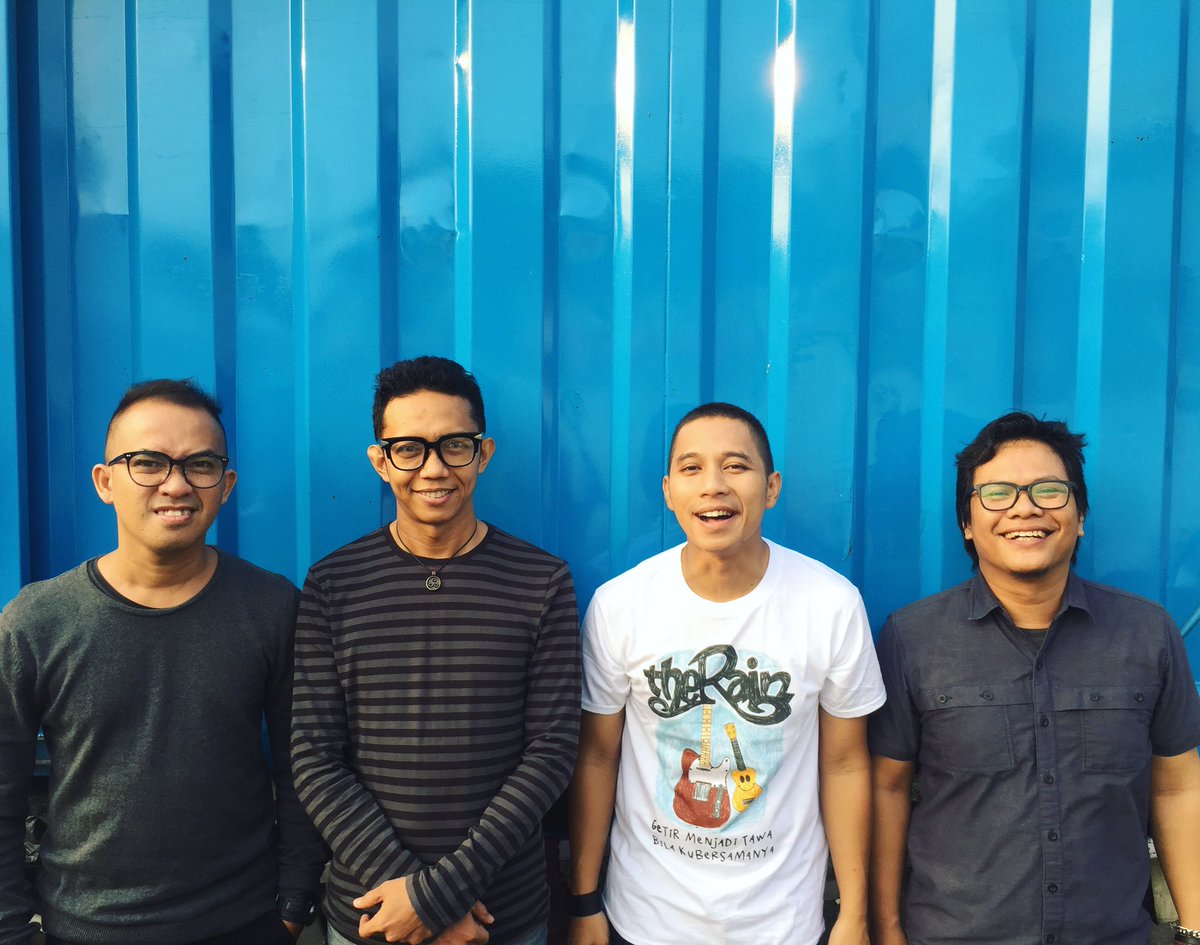TheRainBand's tweet photo. Selamat pagi!
Sebentar lagi live 2 lagu di Inbox SCTV. 
Selamat mengisi long weekend, TheRainKeepers di manapun berada! 
✊✊✊✊
#TheRain https://t.co/3dfkbRY7Pm