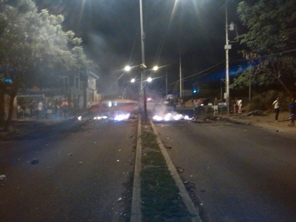 ResisteBarinas's tweet photo. Ciudad Varyna en la calle 7:10pm #21A #Barinas https://t.co/FhN2OmeOb8