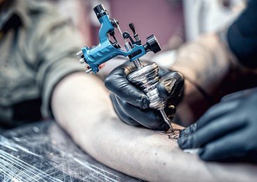 dead2life_'s tweet photo. DON’T Get a Tattoo of Your Spouse’s Name! https://t.co/DUUS8YCmXG https://t.co/qvD9RWOO76
