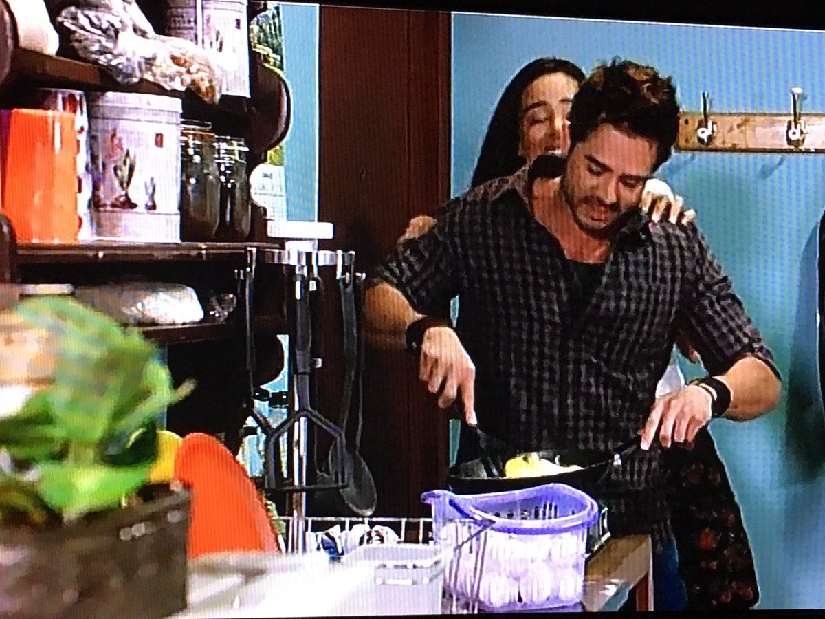 JRU_SLP's tweet photo. Se les van a quemar los huevos por estarse besando pero #SuperRamon entra al rescate 🙌🏻😂😂@JoseRon3 @ESMEPIMENTEL https://t.co/kOsKzZTDPA