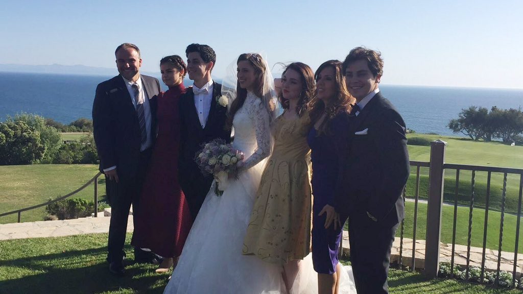PortalSelenaBR's tweet image. A família que você mais respeita no casamento de David Henrie, hoje, 21 de abril.