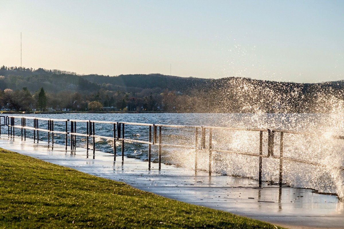 CurrentTCMI's tweet image. As the sun goes down on the workweek, we're looking forward to weekend adventures. #goldenhour #viewofthebay #traversecity #tcmi #downtowntc