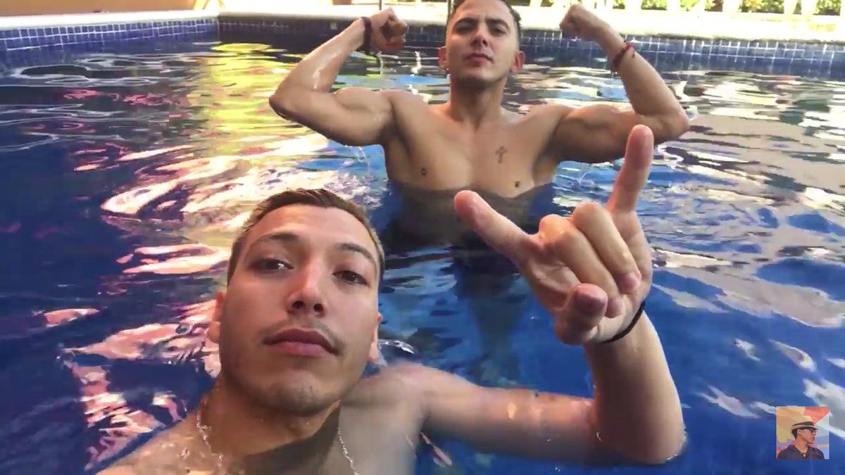 SarahiBer's tweet photo. La Selfie!😂😂 @danylacaja @_snuppy08 https://t.co/hCv7DoMKb0