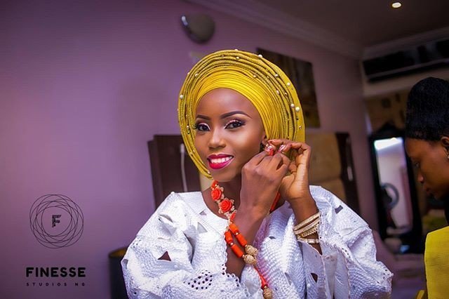 OwanbePARRIES's tweet photo. Cute bride. #SAY17 @olu_seye & @adeynnca MUA @oteniaramakeovers Outfit by @_boniques Beads by @gbengaartsmith Photo @FinesseStudiosNG
#Owa… https://t.co/mxE6Z0AWVg