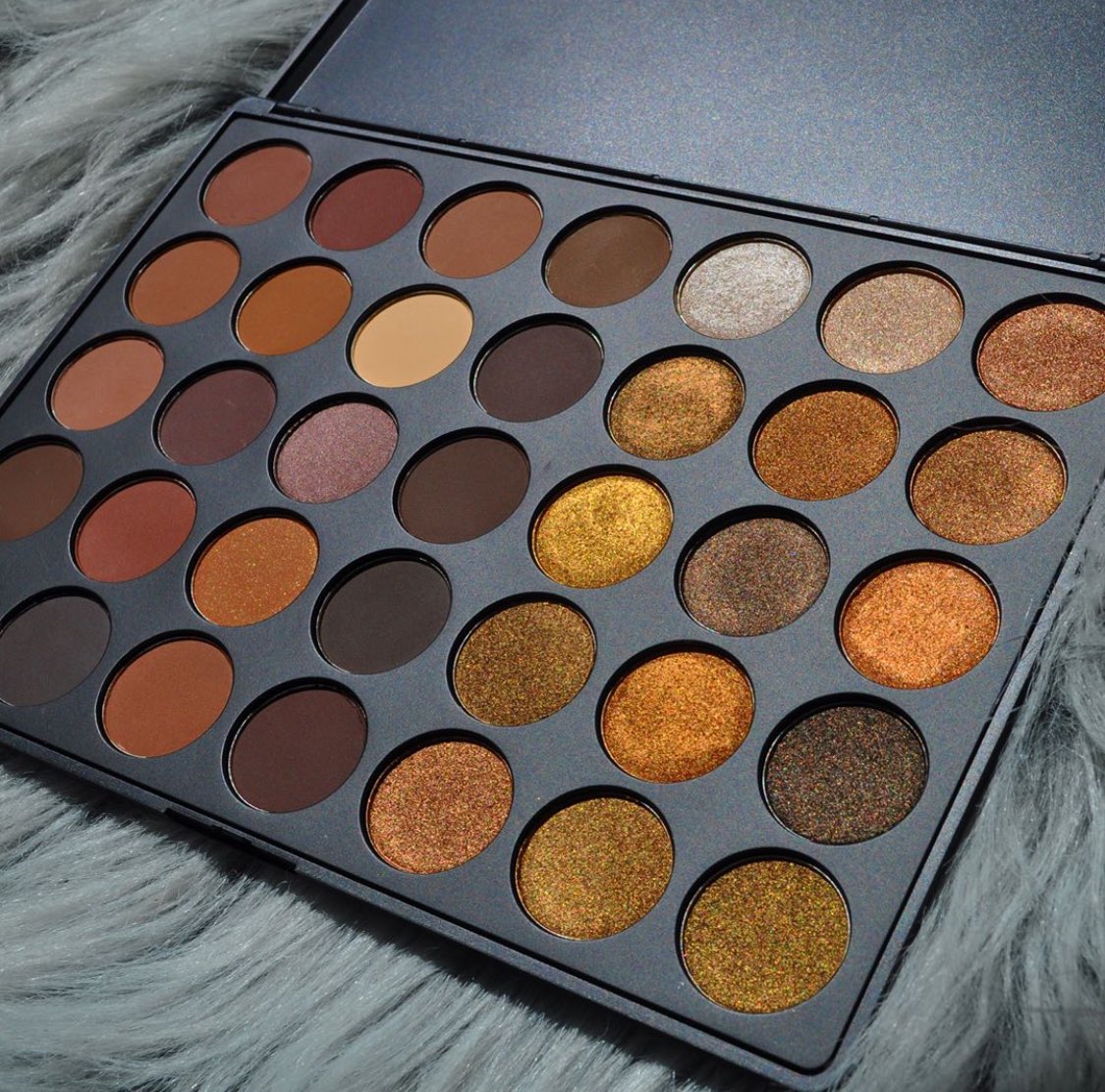 glowkit's tweet image. The new morphe 35R palette✨