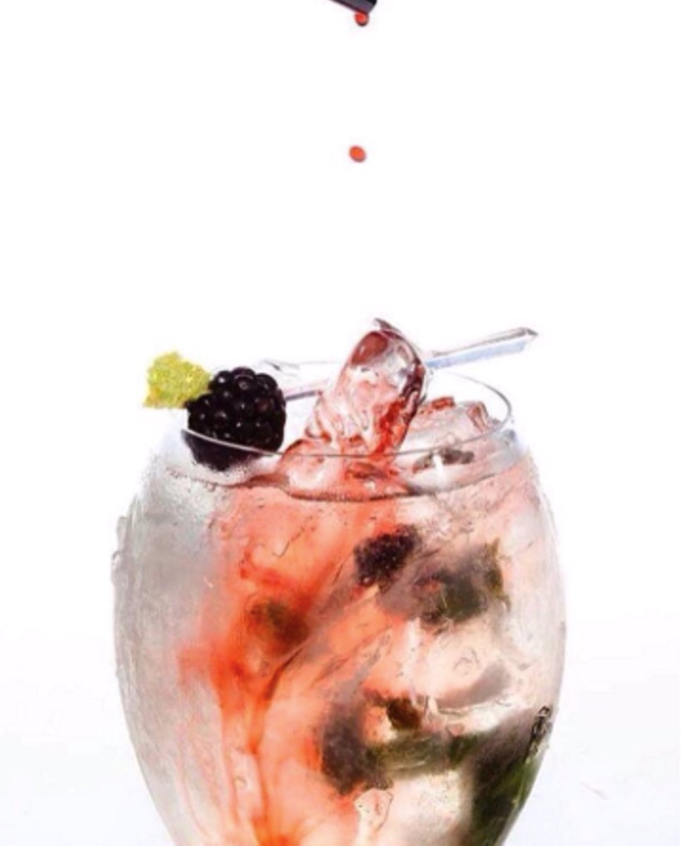 One day left before the weekend... nothing a cocktail can't fix.⠀
⠀
📸 <a href="/liquidclubbcn/">Liquid Club</a> ⠀
⠀
#CocktailCulture #WeekendReady