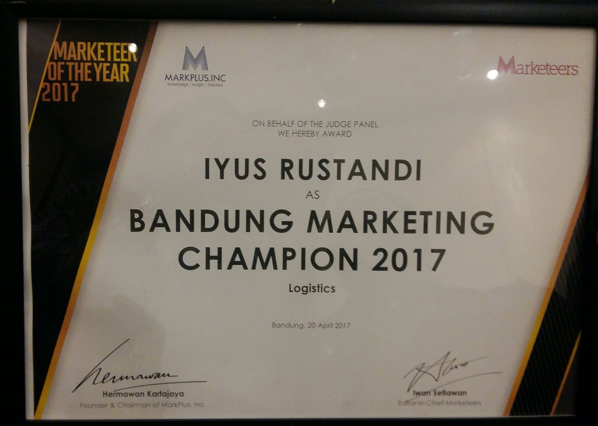 Branch Manager Bandung, Bapak Iyus Rustandi menerima penghargaan Marketeers of the years kategori logistics #IMF2017 #connectinghappiness