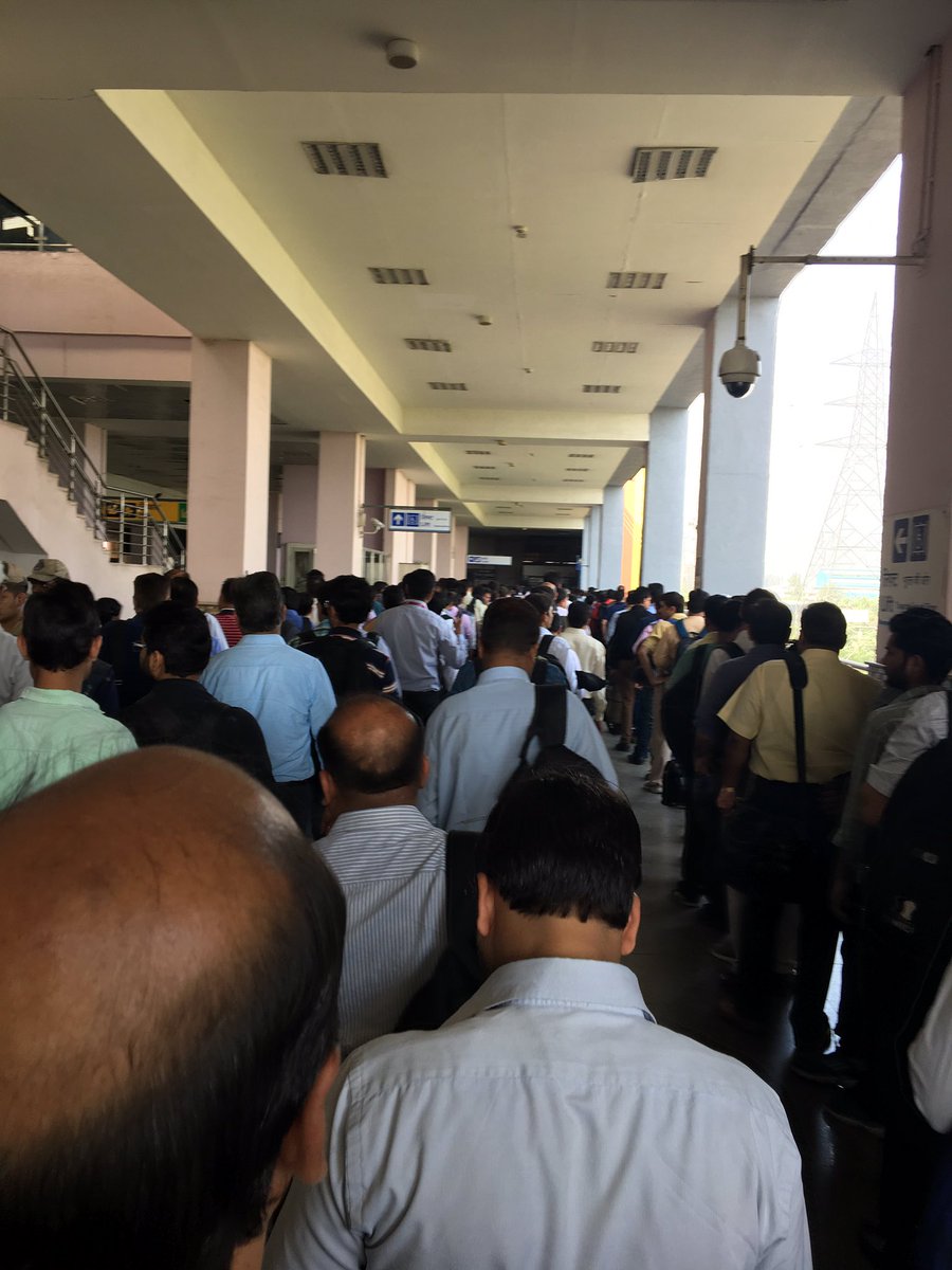 sss0urabh's tweet image. @DelhiMetro_Rail @DelhiMetro_ 
Long queue daily on Vaishali no management of entry check post point #killstime please work for convinience