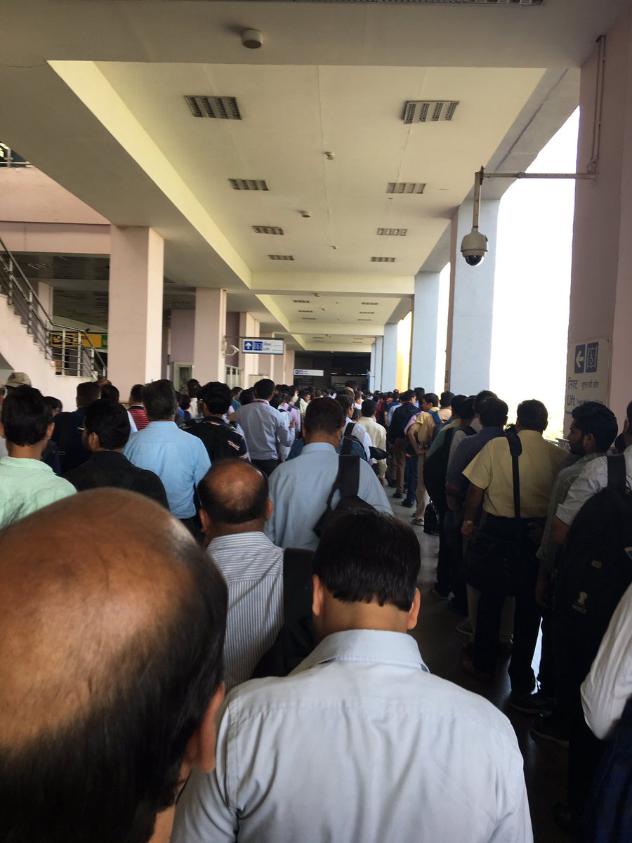 sss0urabh's tweet image. @DelhiMetro_Rail @DelhiMetro_ 
Long queue daily on Vaishali no management of entry check post point #killstime please work for convinience