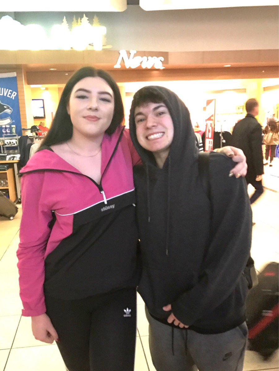 WEEKNDLUH's tweet photo. so happy to finally have met youu💖☺️ @itsSamCollins https://t.co/2q2TrTuo22