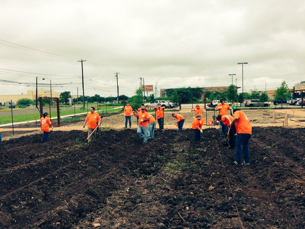 ChristinaTHD's tweet photo. Team Depot 6542 at Central Texas Food Bank @tgmontalvo @liz6542 @EjRaphelt @mlp814 https://t.co/LLeA88mts8