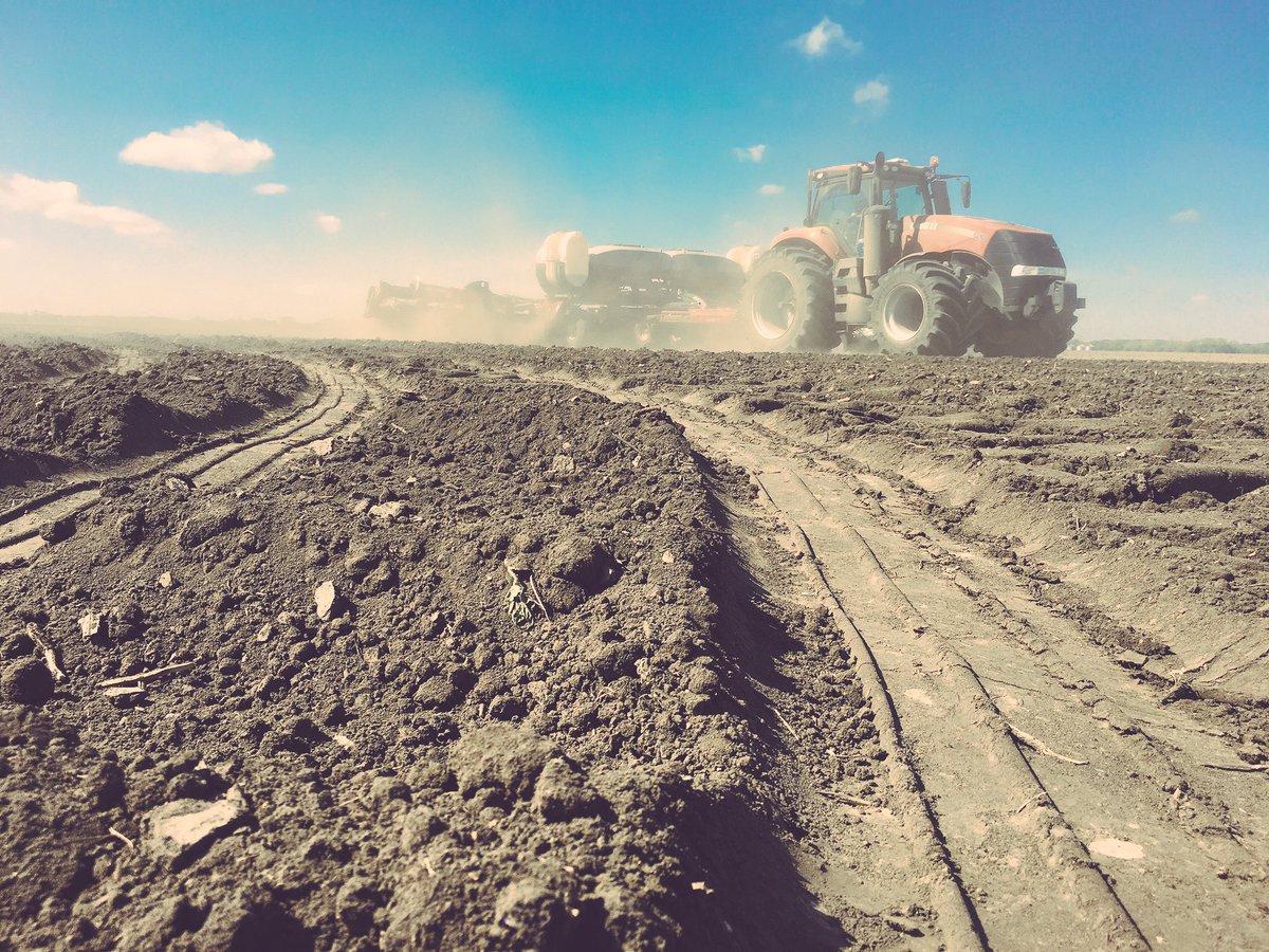 jaxlef14's tweet photo. Finished planting @ChannelSeed Corn today 🌽...Bring on the rain  #Plant17 #TwentyFourRowsAtATime #TurnRows #KsCorn17  @Case_IH @GoodyearFarm https://t.co/H7WPiC8s9Q