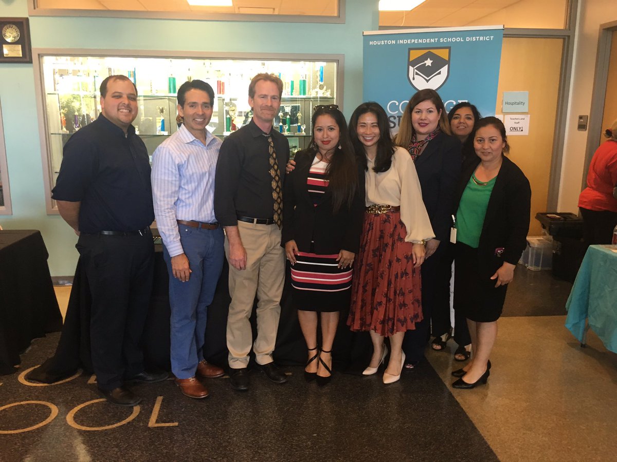 DrBrownEDU's tweet photo. #TeamMilby Feeder Principals-at Family Career Night!AWESOME!๐ค@RTrevino_East #teamHISD https://t.co/y8ZA2huFpo