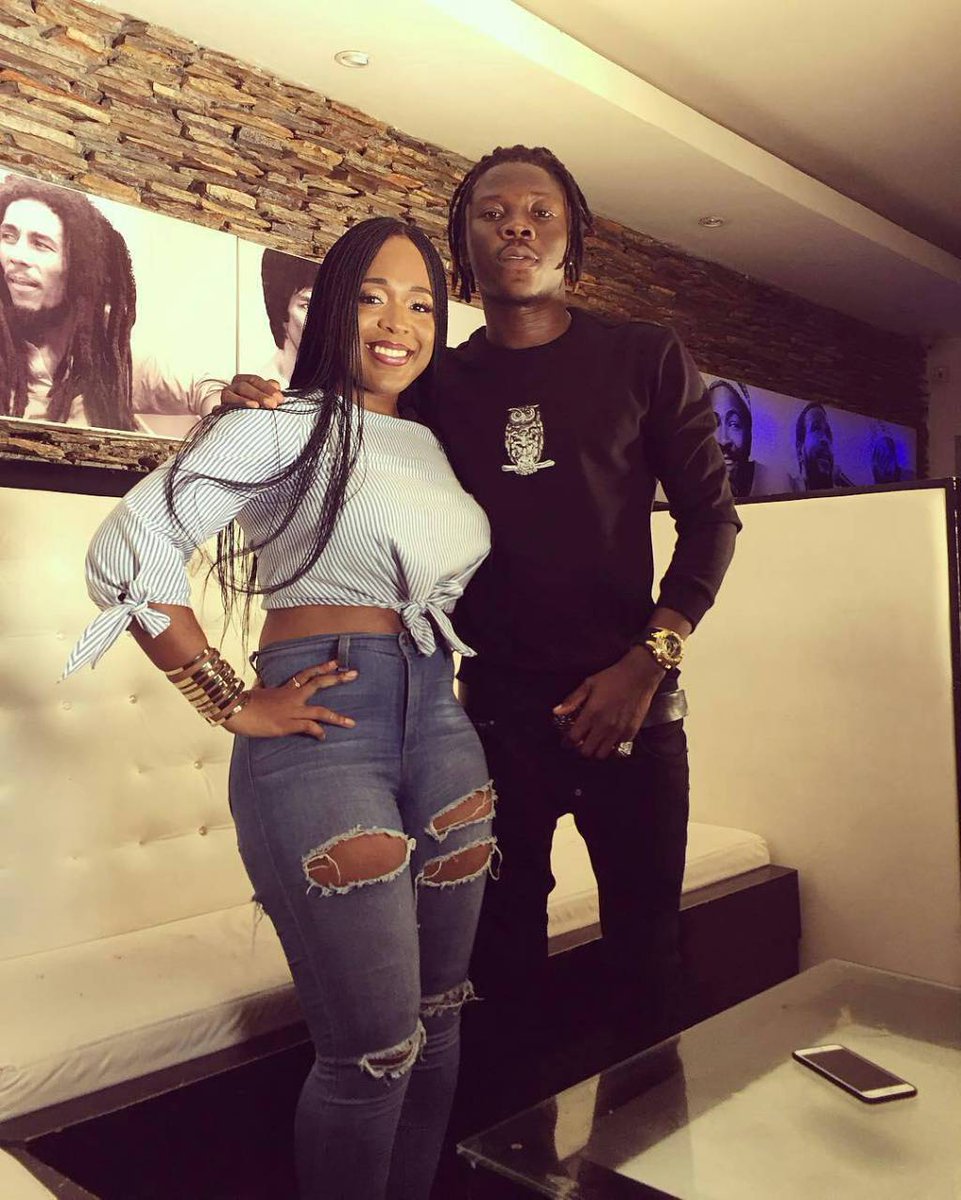 bolu_steez's tweet image. #Moetabebe x #Stonebwoy 🇬🇭… breaktime.ng/26266/moetabeb…