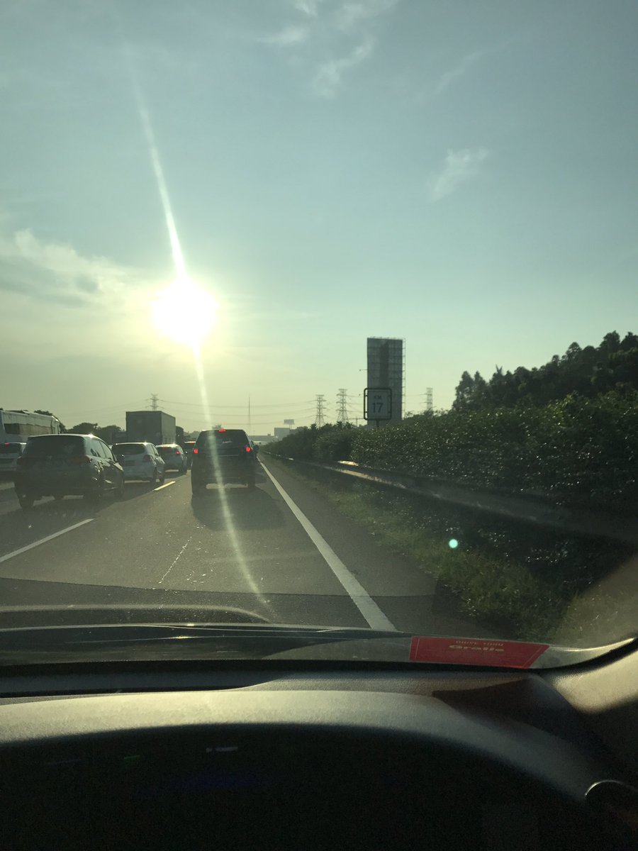 Kharyanto's tweet photo. @RadioElshinta @SonoraFM92 info tol Janger, arah ke Jakarta mulai merayap dari Km 17, arah sebaliknya ramai lancar. Belum ada solusi macet😭😭 https://t.co/l9AzE3gJR3