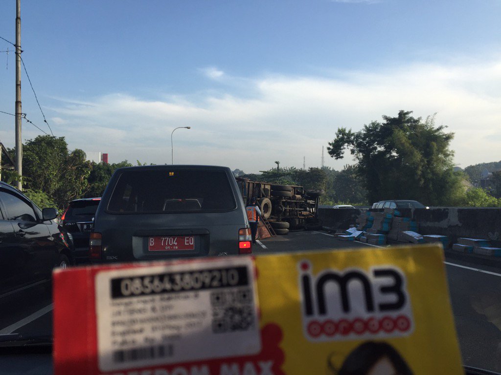 endahhalwa's tweet photo. Kemacetan krn ini #im3semaranginner https://t.co/ssJfwpeYPj