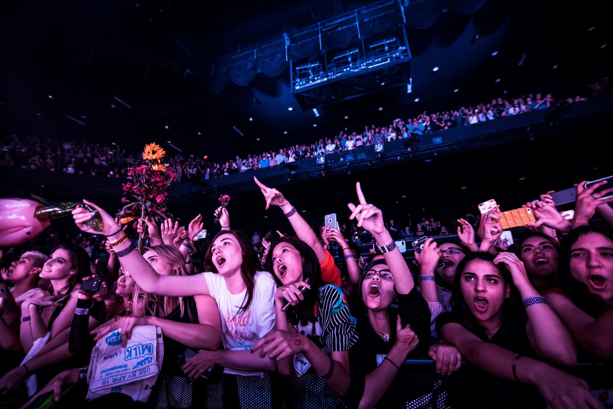 #CrowdShots of the @the1975 show in Austin, TX - Night 2 #the1975