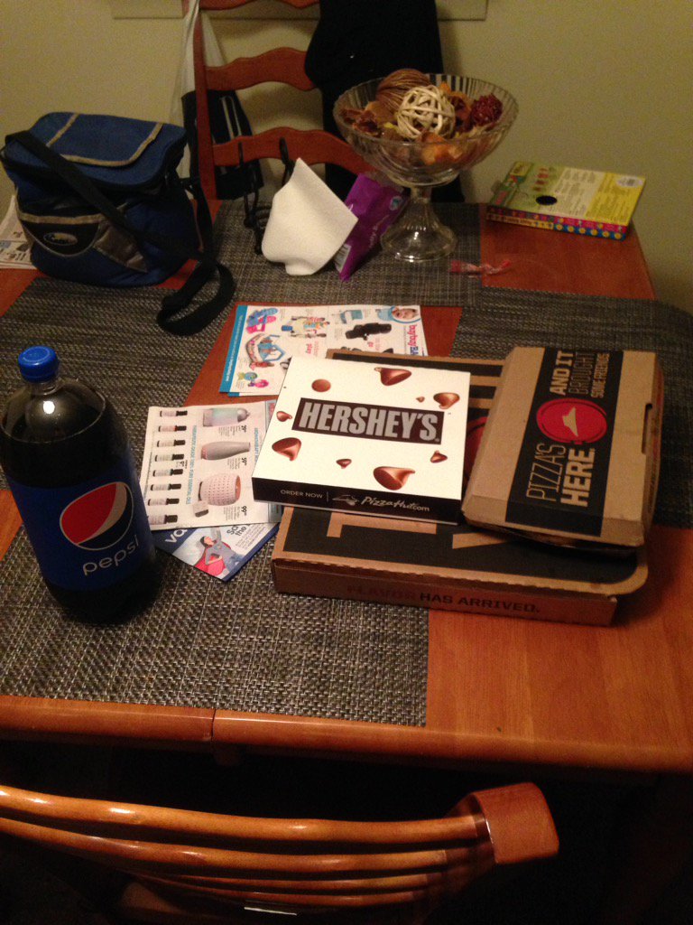 FiOSFaLLeN's tweet image. S/O to @iHITstains for the cheap pizza legit and fast !