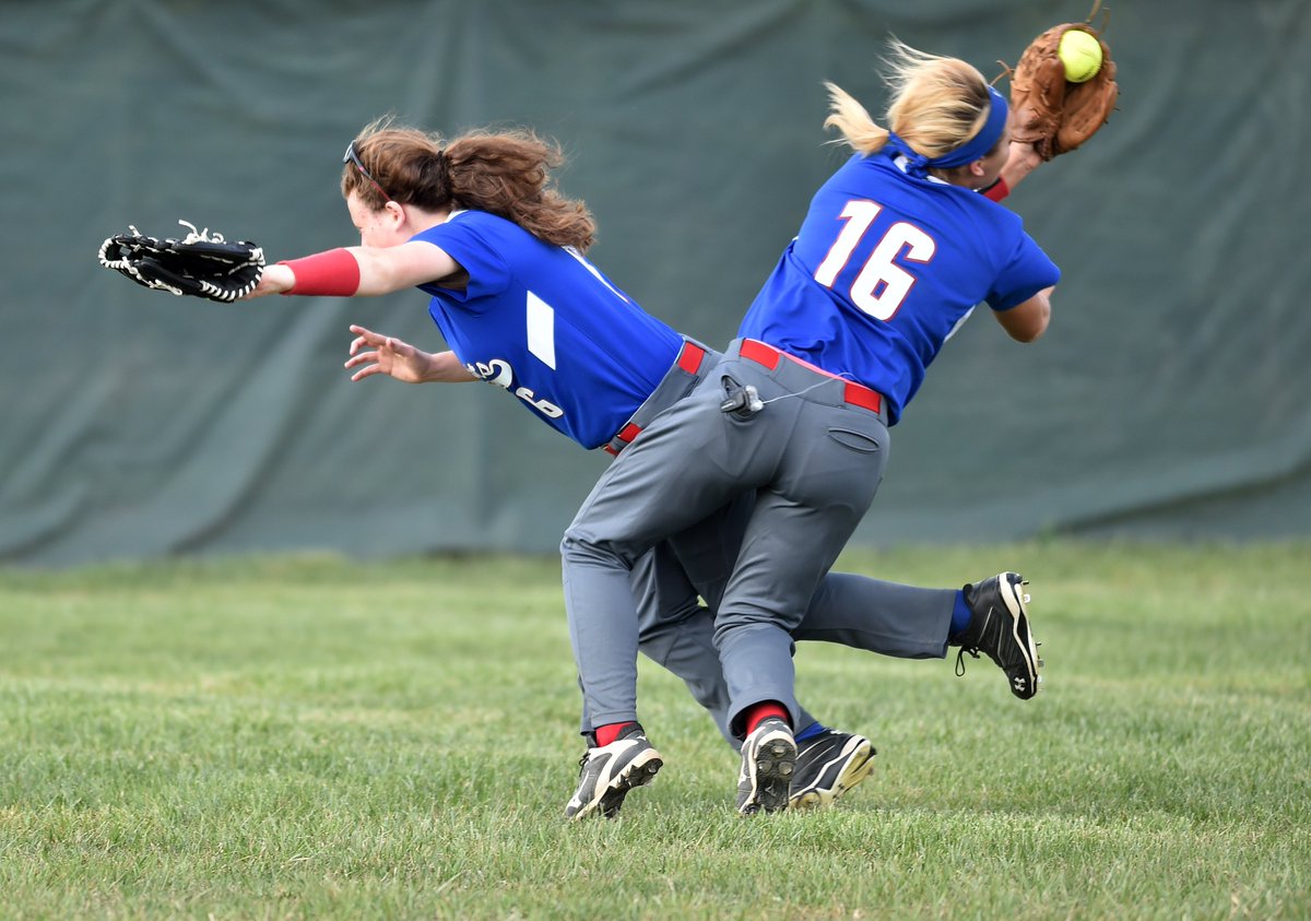 PI_photo's tweet photo. Photos of #TEC softball between @KnightsofNHS and @pats_sports https://t.co/DgWzEbs4gy https://t.co/fOhGaSg8w4