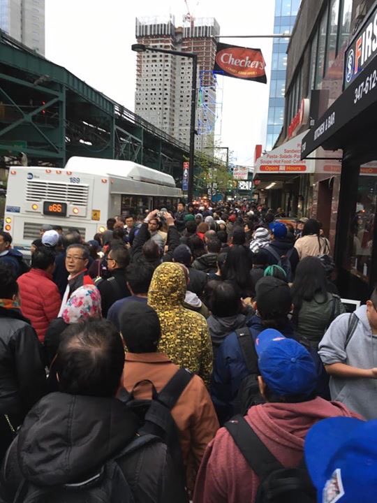7trainblues's tweet photo. This is what no contingency plan looks like... QB Plaza. 7 not running. @NYCTSubway @NYCTBus #7cantwait #7trainblues https://t.co/zHv4eoTXUL