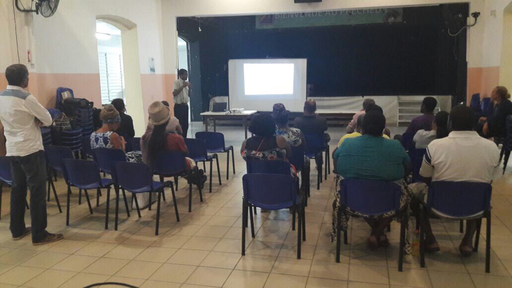 micheldurandedf's tweet photo. Présentation aux habitants du #precheurs #compteurs #numeriques #transition #énergétique #martinique https://t.co/FX9i0f6Pha