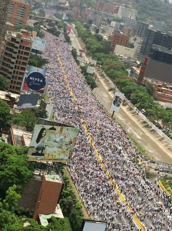creacmcs's tweet photo. #venezuelaenlacalle Apoyamos a nuestros hermanos venezolanos con la lucha de libertad. #Venezuela #PrayForVenezuela #VenezuelaResiste https://t.co/jRxeA8v2kW