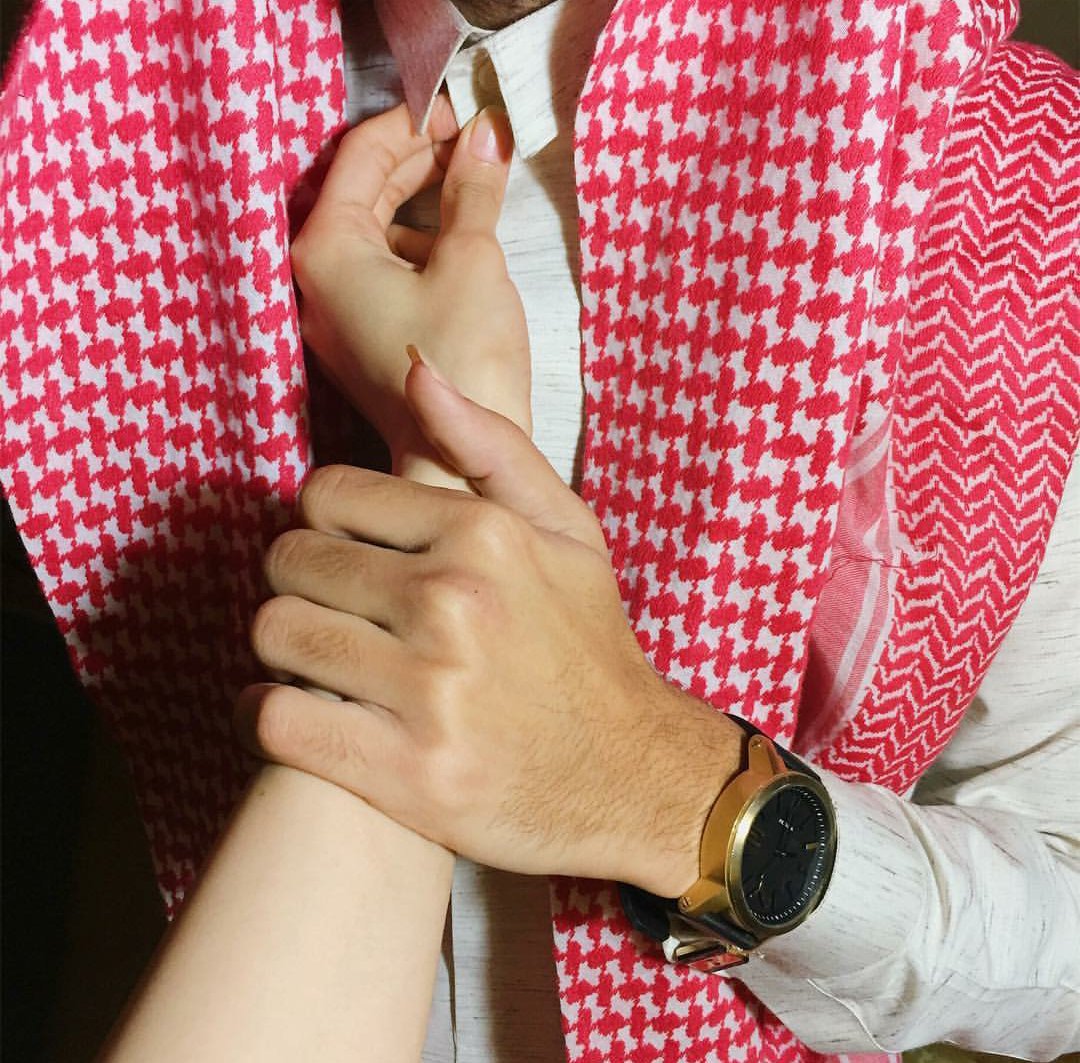 '
'

يقول :.
حبيبتي اشيلها واحطها بدال القمـر حبيبتي شهـريه وش بعد شّهـريه أببي ¿✨❤!.