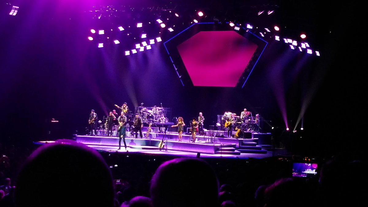 BulldogDW's tweet photo. . @NeilDiamond was AMAZING! Check one more off the bucket list! #NeilDiamond #NeilDiamond50 @BrdgstoneArena https://t.co/mTnx4IZLWd