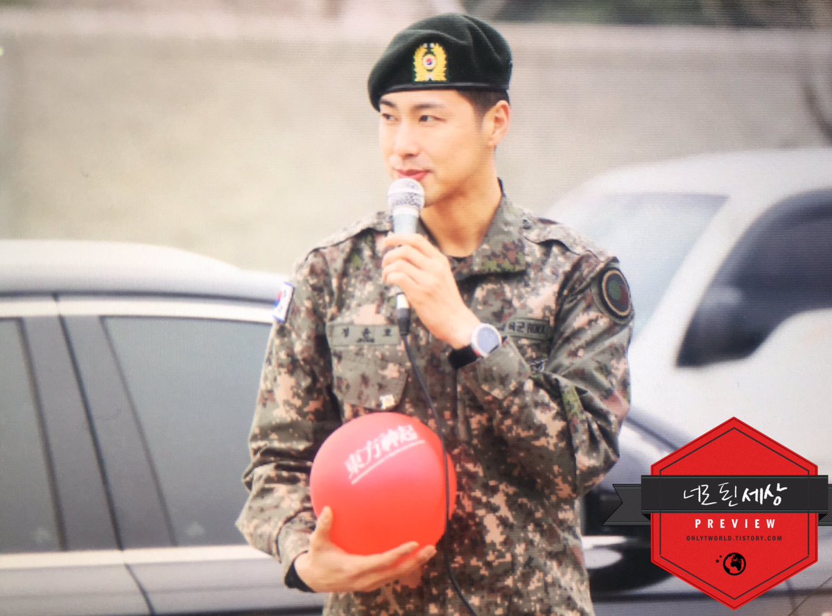 170420 전역식!!!

우리오빠 드디어 제대했잖아ㅠㅠㅠㅠㅠㅠㅠㅠㅠㅠ
유노윤호랑 펄레드 조합은 삼겹살에 소주보다 더 찰떡궁합ㅠㅠㅠㅠㅠ

#유노윤호 #정윤호 #yunho #uknow #ユンホ