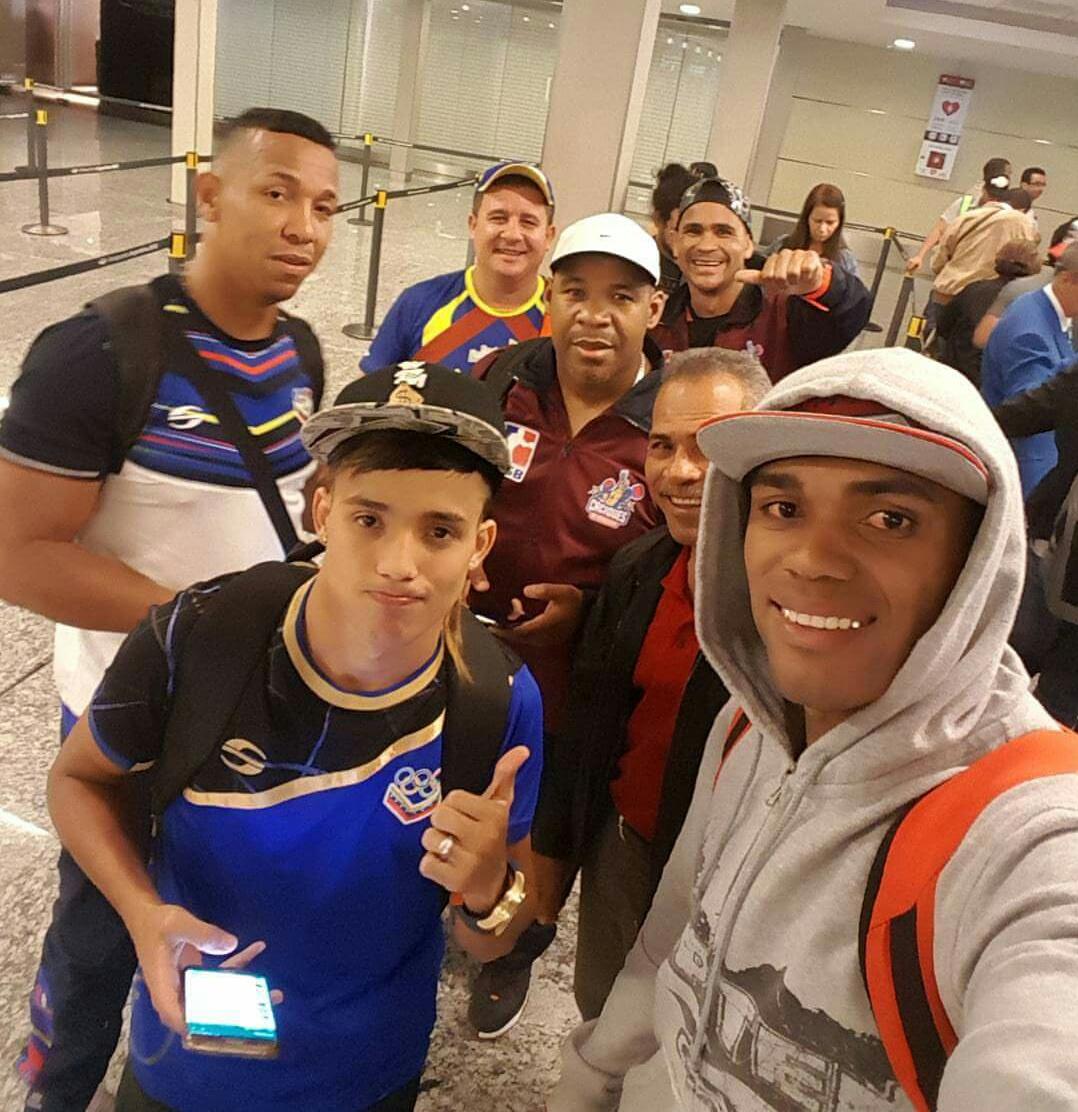 caciquesdeVzla's tweet photo. Nuestros @caciquesdeVzla ya se encuentran en suelo Argentino para el Encuentro de este Viernes 21 de Abril VS los @CondorsArgBox 👊 https://t.co/VBzv68tszU