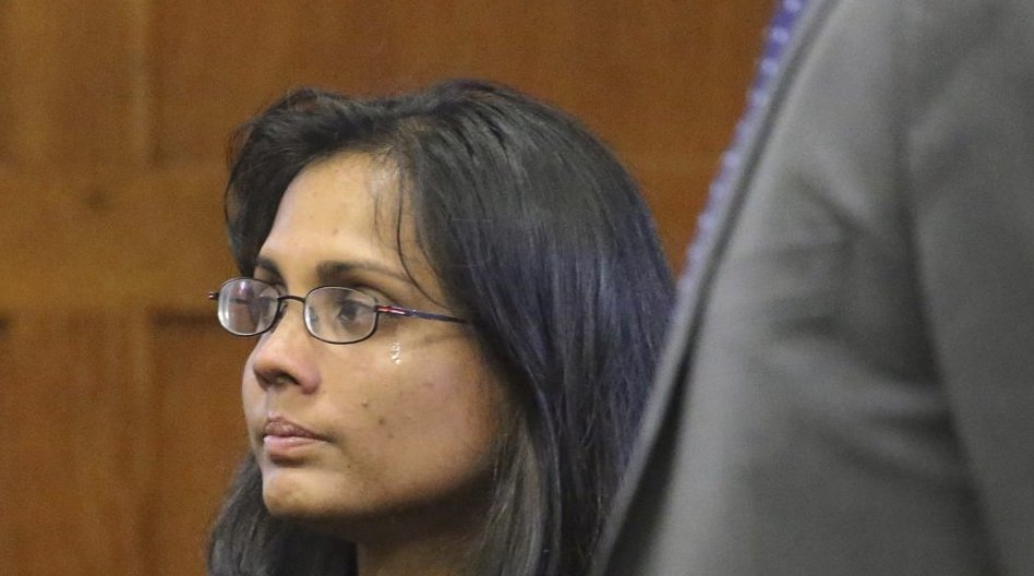 VICE's tweet photo. 21,587 drug cases headed for dismissal after Mass. chemist falsified evidence for years https://t.co/IAPgcqAMes https://t.co/XzxNoGLG9v