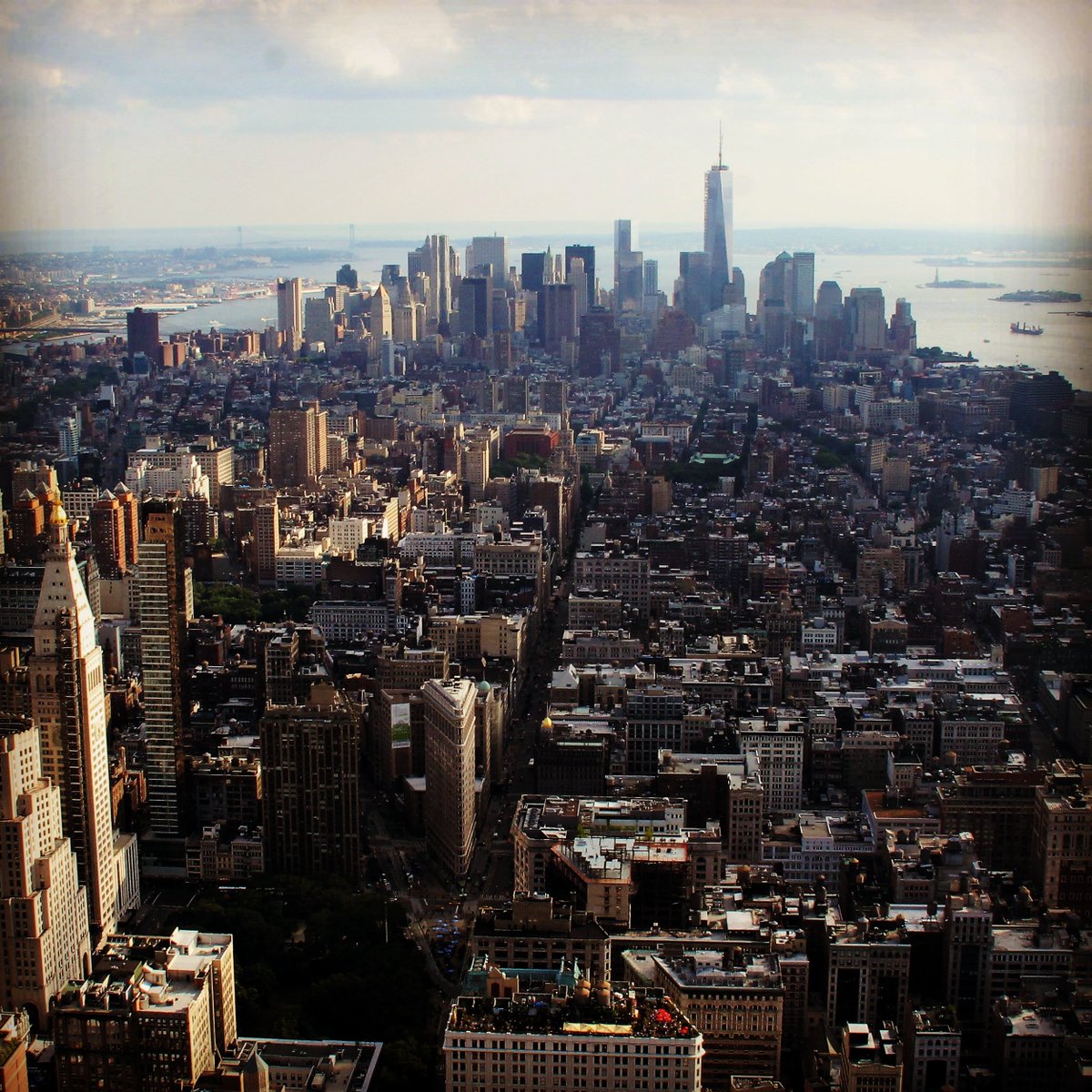 HelloPeppers's tweet photo. Sunset from the #empirestatebuilding #NYC #travelphotography #travel #hellopeppers #city #architecture #instatravel https://t.co/fxd29XNxd1