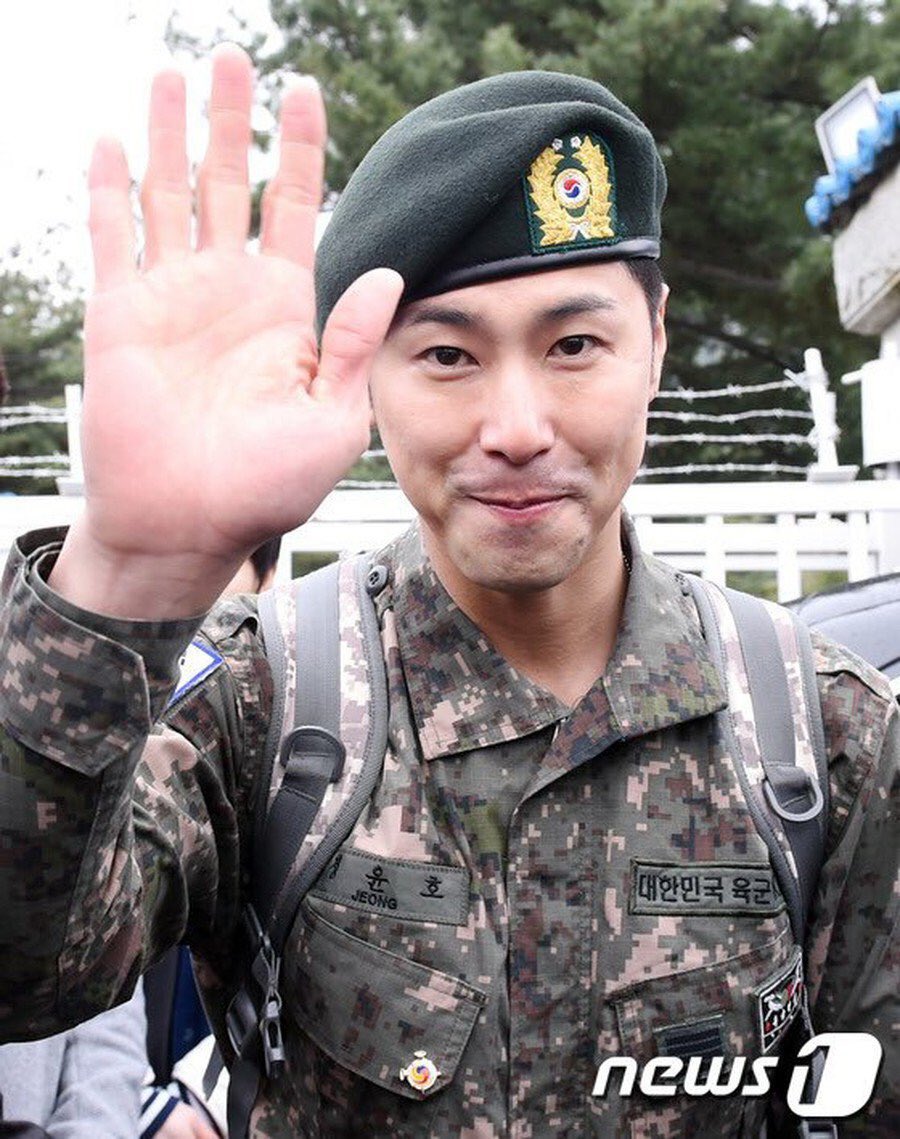 with_Yun_Oh's tweet photo. はい、みんな、
ユノとハイタッチ🙌❣️❣️

ユノおかえりー！！！

#WELCOME_Uknow
#WelcomeBackYunho https://t.co/H426MmGm0c