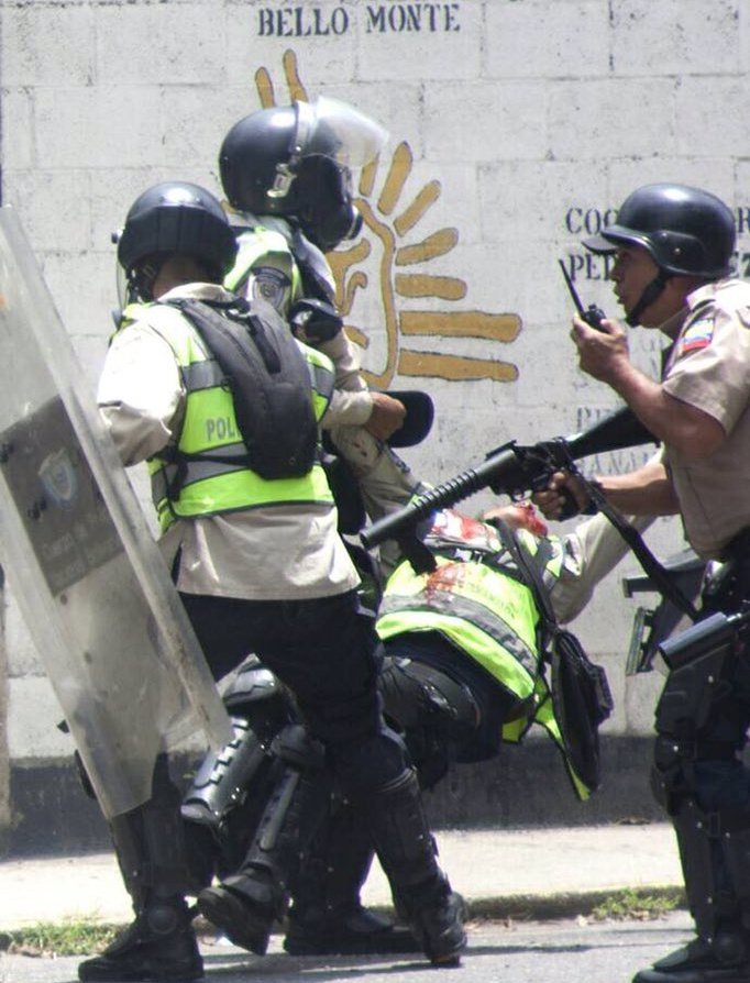 ChamoAlzado's tweet photo. Así me gusta ver a represores,  a quienes nos tienen viviendo este infierno, esos que ajustician a chamos desarmados
https://t.co/HUA79YCHWd