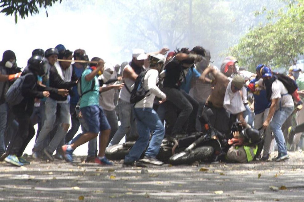 ChamoAlzado's tweet photo. Así me gusta ver a represores,  a quienes nos tienen viviendo este infierno, esos que ajustician a chamos desarmados
https://t.co/HUA79YCHWd