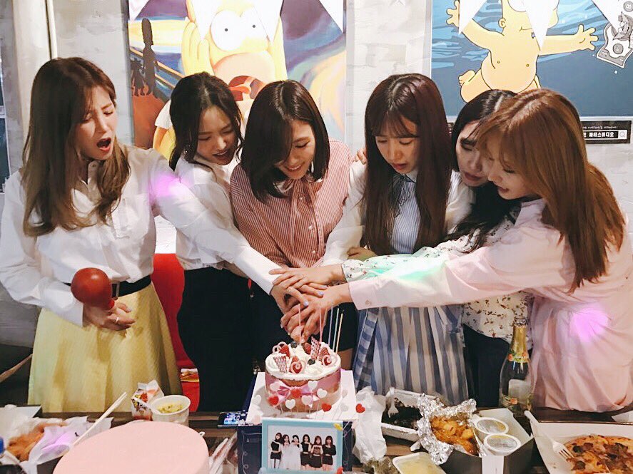 Apink_2011's tweet photo. [#에이핑크] 꿈결같던 6주년이 지났습니다! PANDA들과 함께 했던 '가장 우아한 6주년' V앱 다시 한번 그 감동을 느껴보세요! 

https://t.co/mj7t9knSlN

#생크림장전_직전 #에이핑크_회식인줄 #에이핑크6주년축하해 #Apink https://t.co/ON2EYWJAWO